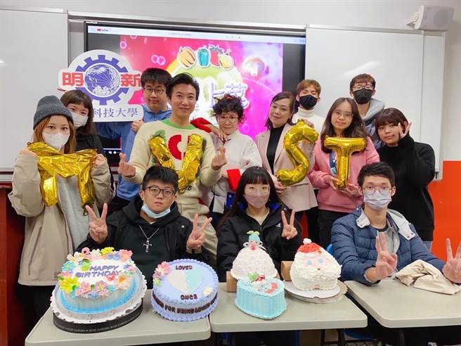 陈鸿邀唐琪到课堂上与学生分享经验。（陈鸿提供）