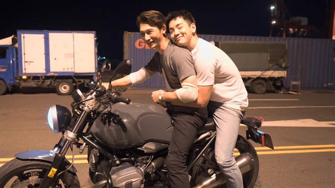 禾浩辰机车上环抱温升豪互动超可爱。（群之噰传播提供）