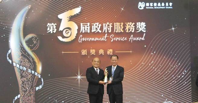 警政署获政府服务奖，由署长黄明昭代表领奖。（翻摄照片／林郁平台北传真）