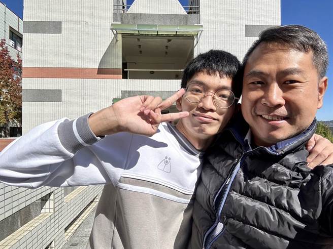 苗栗县国立卓兰高中学生刘建成（左），22日录取台大心理系，高兴地与校长张智惟合照。（卓兰高中提供／谢明俊苗栗传真）