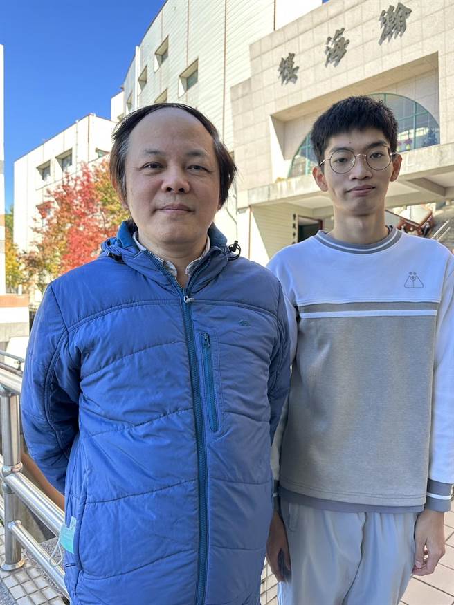 苗栗县国立卓兰高中学生刘建成（左），22日录取台大心理系，感谢师长多年的协助。（卓兰高中提供／谢明俊苗栗传真）