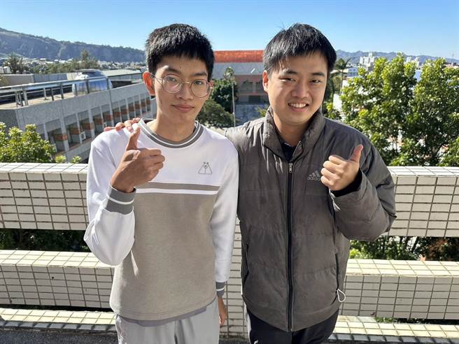 苗栗县国立卓兰高中学生刘建成（左），22日录取台大心理系，感谢师长多年的协助。（卓兰高中提供／谢明俊苗栗传真）