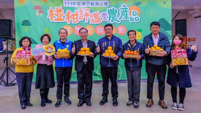 宝山乡农会在县府大厅举办农产品展售活动，副县陈见贤（左四）和农会总干事陈信良（右四）等人宣传宝山生产的各式柑橘。（罗浚滨摄）
