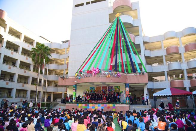 新上国小亲师生集体总动员，从家长会布置四层楼高的布幕圣诞树开始(高雄市教育局提供)