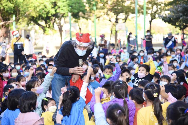 
祈福点灯是新上传统已经有24年之久，将点灯移至夜晚是一种创新突破(高雄市教育局提供)