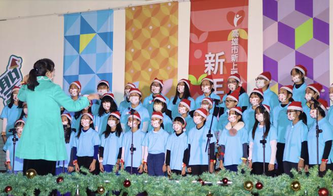 学校的三大音乐团队﹕直笛队、合唱团与弦乐团现场LIVE演出(高雄市教育局提供)