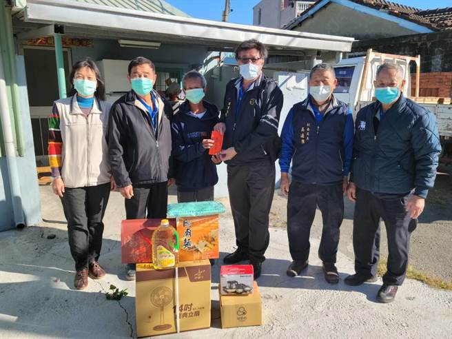 台南市政府劳工局与台南市木工业职业工会寒冬送暖，今天前往30户弱势劳工家庭。（台南市政府提供／张毓翎台南传真）