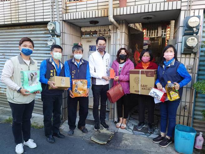 南市府劳工局与台南市木工业职业工会也准备各式生活物资，期望他们能温馨好过年。（台南市政府提供／张毓翎台南传真）