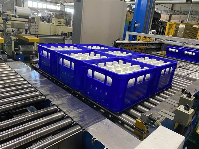 有业者透露，明年鲜乳大厂不续约酪农有10户，部分酪农户已询问全国农会和县政府能否提供协助，然而酪农户被释出、不再有工厂收奶的效应已在发酵，加上各厂的生乳存量已经饱和，无论是农会还是县政府都爱莫能助。（李柏澔摄）