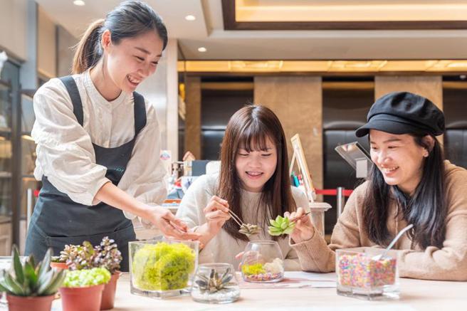 台北六福万怡酒店将举办「爱的迫降」联谊活动，每位收费1,299元起，费用包含手做课程的花材与精致午茶点心。(图／六福旅游集团提供）