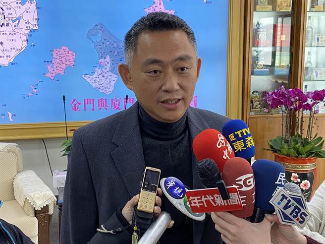 即将卸任的金门县长杨镇浯说，能在重要节庆冬至宣布復航的好消息，也是对乡亲的一个交代。（于家麒摄）