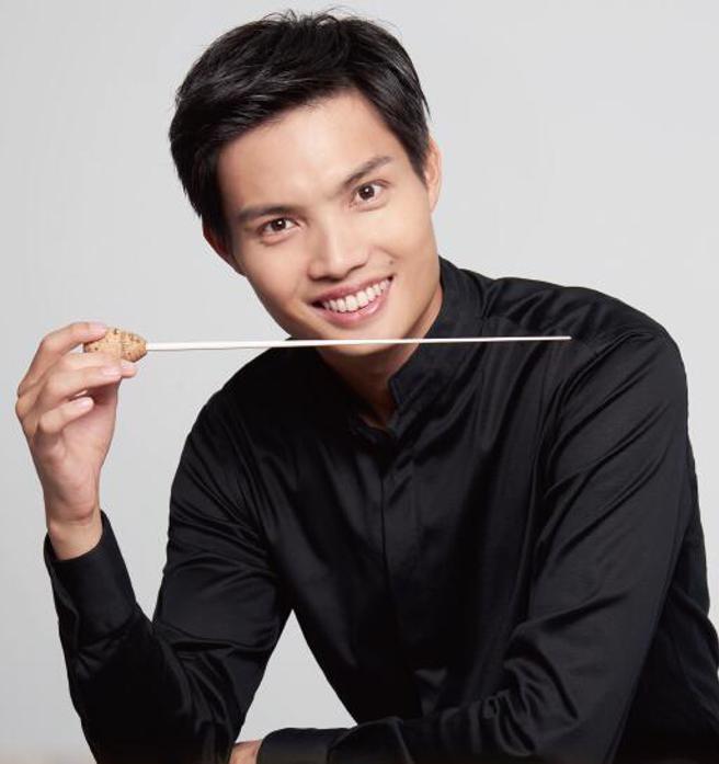 北市国将于12月24日推出「听·繁星点点II」音乐会，为国乐年轻世代提供实战舞臺机会，图为首席指挥张宇安，获「缜密、清澈、兼具生命力的奇蹟」之乐评。(图／臺北市立国乐团提供)