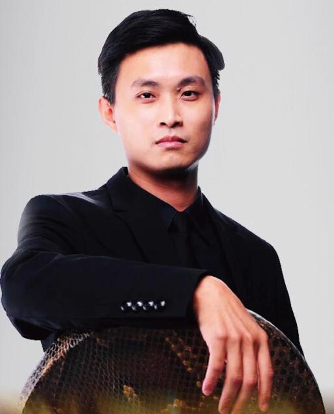 青年击乐家陈锡辉，现任臺南市民族管弦乐团击乐音乐家，娴熟中西打击乐器演奏、锣鼓乐与手鼓演奏，值得期待。(图／臺北市立国乐团提供)