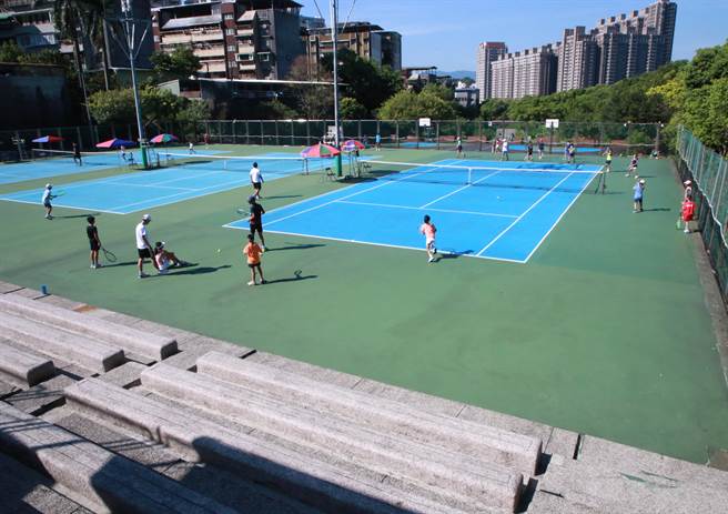 基隆市网球场场地使用费将于明年起涨价，基隆市长当选人谢国梁表示，上任后将会重新评估。（基隆市政府提供／张志康基隆传真）