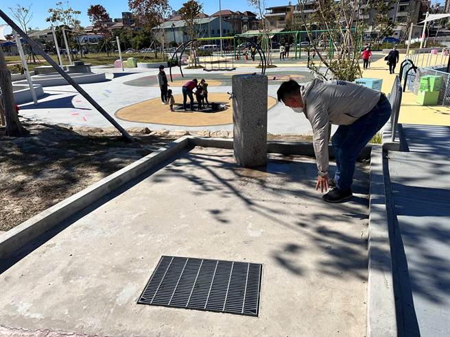 台中市议员蔡耀颉22日到马卡龙公园游具区会勘，反应遮荫不足、游乐设施裸露铁条、钢筋潜藏危机等问题待改善。（蔡耀颉提供／冯惠宜台中传真）