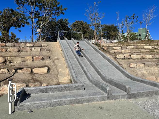 拥有全台户外最高溜滑梯的马卡龙公园，自开放以来深受亲子及地方的喜爱。（蔡耀颉提供／冯惠宜台中传真）