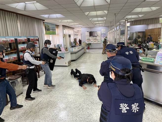 高雄市湖內警方22日上演一場防搶演練，場面逼真。（警方提供／林瑞益高雄傳真）