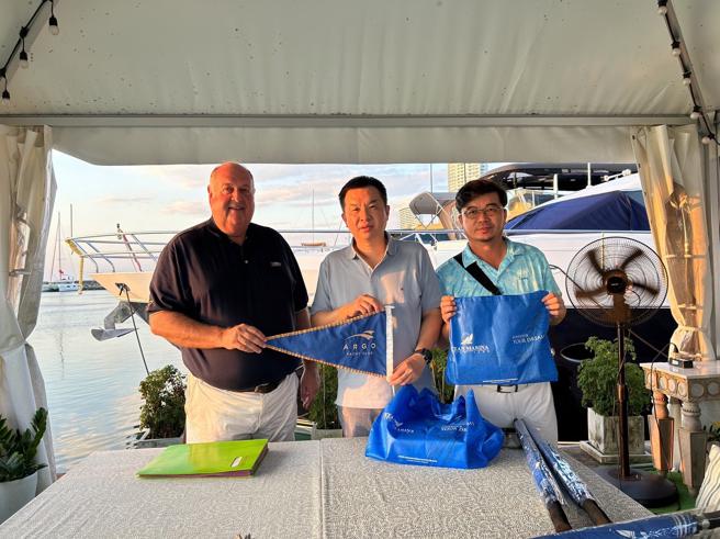 亚果集团董事长侯佑霖(中)与泰国游艇会签订MOU。(亚果提供) 