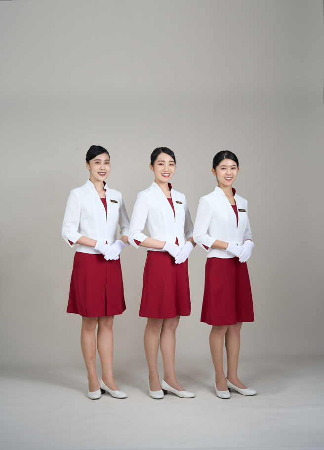 由知名设计团队打造英式凯特王妃风，以明亮的红白设计呈现东海学生的热情活力与气质。(照片/东海大学提供)