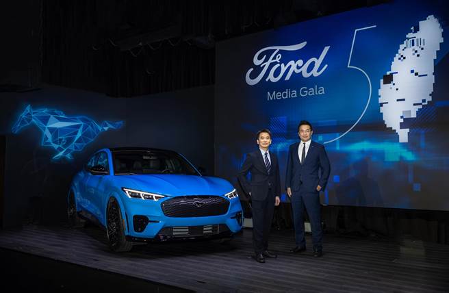 左起福特六和汽车总经理陈文芳、福特六和汽车营销服务处副总经理黄煌文。（福特提供）