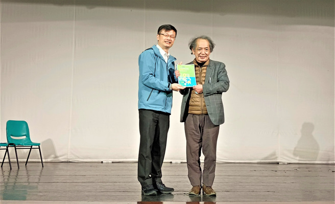 教育局长张明文(左)与日本学共大师佐藤学教授(右)合影。。(照片/新北市教育局提供)

