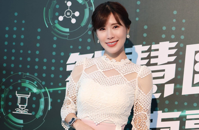 沐妍曾是乐天桃猿啦啦队「Rakuten Girls」成员，如今跨足演艺圈演出电视剧。(沐妍 Moon脸书)