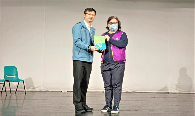 庄敬工家协助共备并担任议课主持人的陈学渊老师(右)与教育局长张明文(左)合影。(照片/新北市教育局提供)