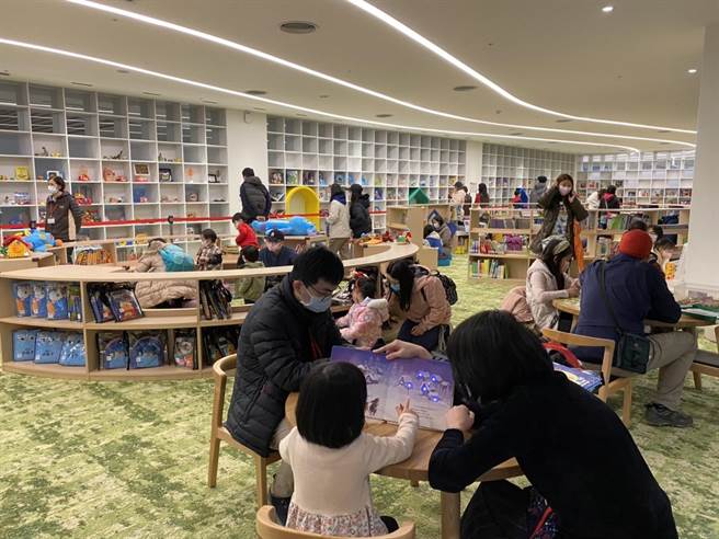 有最美圖書館稱號的桃園市立圖書館新總館於17日開館試營運，市圖統計， 開幕4天以來進館人次已達8萬多人。（桃園市立圖書館提供／陳夢茹桃園傳真）