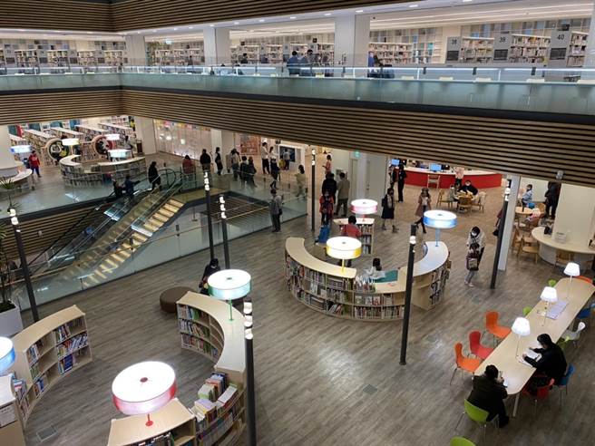 有最美圖書館稱號的桃園市立圖書館新總館於17日開館試營運，深受民眾喜愛，不少民眾攜家帶眷到新總館朝聖。（桃園市立圖書館提供／陳夢茹桃園傳真）