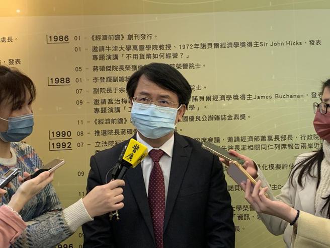 （中華經濟研究院長張傳章22日指出，調查製造業對2022年下半年、2023年上半年的營運狀況、利潤率均呈現下跌狀況。圖／陳碧芬）