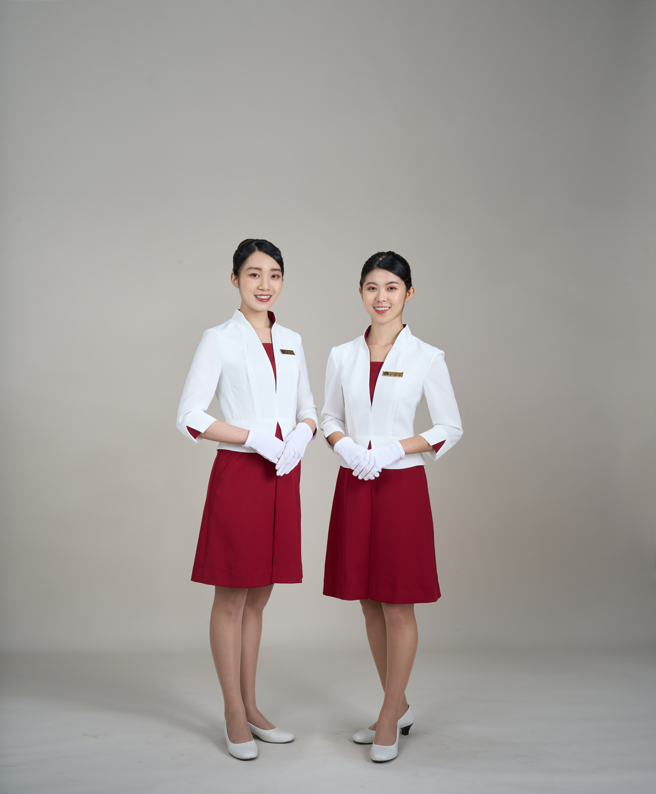 融入英伦元素，以明亮的红白设计让东西方气质巧妙并存，展现东海大学人文、博雅与国际视野。(照片/东海大学提供)