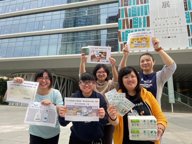 书香赞助礼品越来越丰富。(高雄市文化局提供)