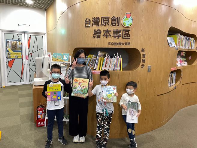 隆大营建独家多年赞助台湾原创绘本专区(高雄市文化局提供)
