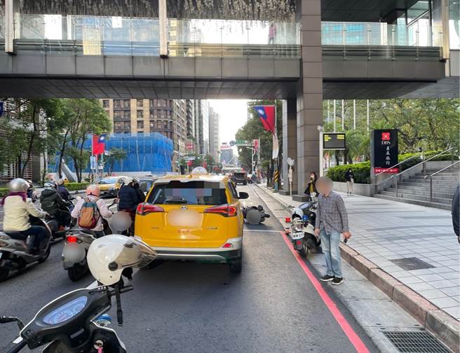 计程车未确实停靠路边让乘客下车。（翻摄画面）