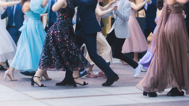 秘鲁一所高中举办毕业舞会，未料跳舞跳到一半出现天坑，导致25名学生摔落。(示意图/达志影像)