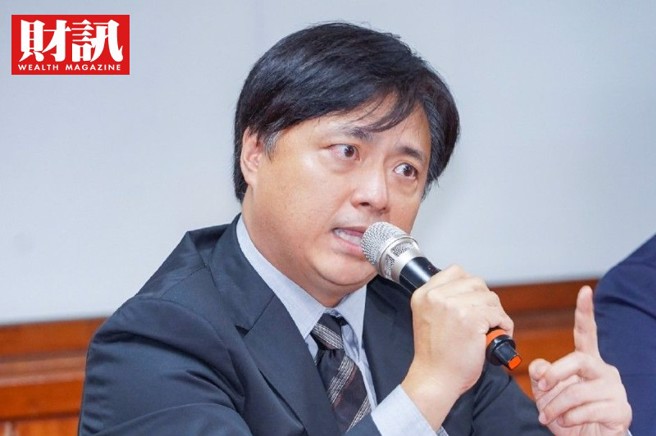 龙邦持股近半，泰山公司派使出大绝招釜底抽薪，火速卖掉全家持股；虽称获利了结55亿元落袋，却也让5万名股东，对未来经营绩效充满问号。(图/财讯提供)