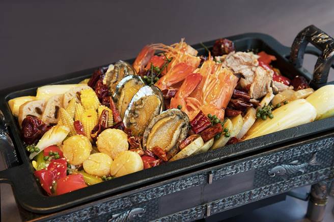 「凉山痛风香辣美国无骨牛小排」以重庆烤鱼风味为基底，搭配牛小排等海陆好料，口口皆惊喜。(国泰饭店观光集团提供)