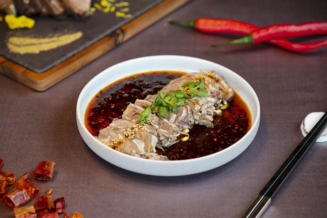 功夫菜「蜀山天府香辣羊脖十八斩」羊脖切薄片口感鲜嫩。(国泰饭店观光集团提供)