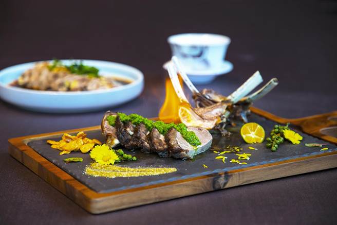 「纽西兰小羔羊排佐成都葱香椒麻酱」是成都风味的七分熟小羔羊排，滋味绝妙。(国泰饭店观光集团提供)