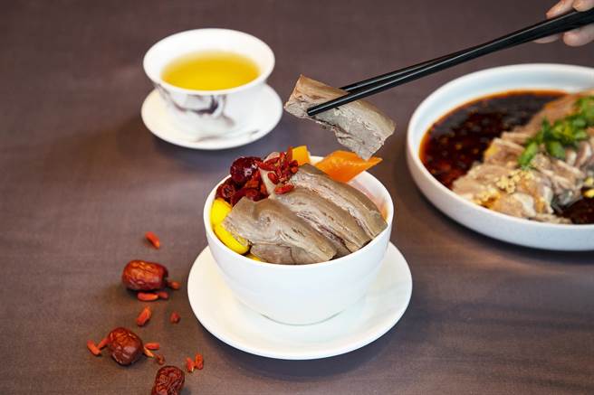 「枣杞暖心清炖羊腩盅」羊肉温补，老少皆宜，适合冷冬品尝。(国泰饭店观光集团提供)