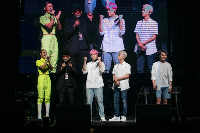 Xunday邀凃惠源老师及爱妻吕婕菲同台合唱。（Xunday提供）