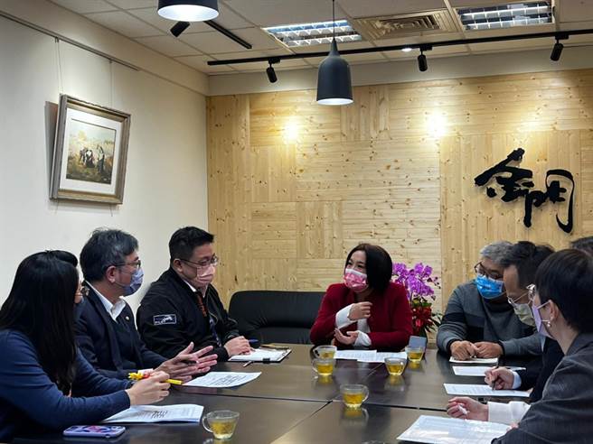 立委陈玉珍(中)今日召开第3波春节加班机协调会，争取增加春节台金航线3136座位数，23日下午3点开卖(图／陈玉珍服务处提供)