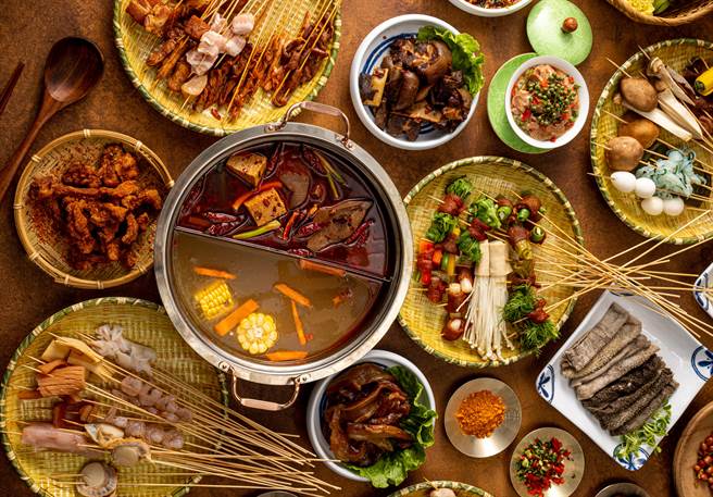 台中中科商圈「饷串串」，主打正宗川味麻辣串串锅，多项特色串品一串只要10元。(饷串串提供)