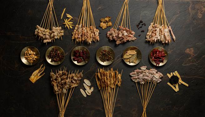 「饷串串」推出抽奖活动，12／25前每消费10串可参加抽奖，最高可获赠龙虾、日本A5和牛。(饷串串提供)