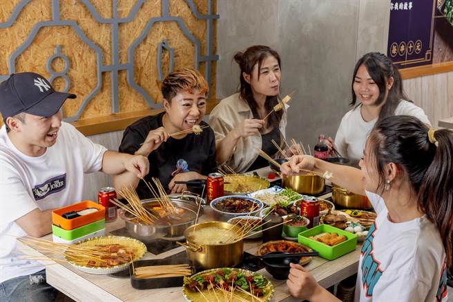 近两年麻辣串串锅兴起，在麻辣汤锅底中放入各种食材串，边吃边煮，受到不少民眾喜爱。(饷串串提供)