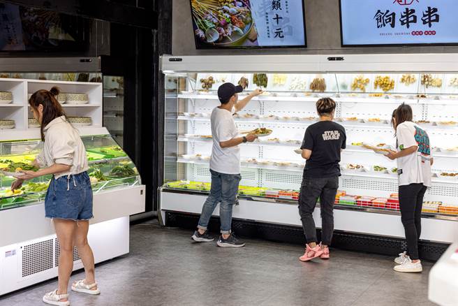 台中「饷串串」店里开放式冰箱陈列出一整面的食材供顾客自取，种类丰富，一目了然。(饷串串提供)