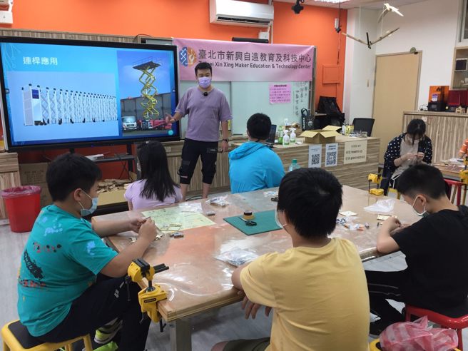 暑期营队-连杆机构玩具制作(新兴科技中心)。(照片/臺北市教育局提供)


