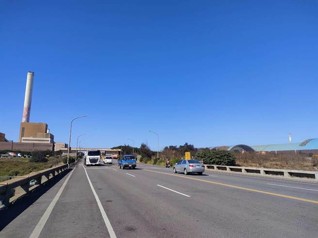 台中市龍井區龍昌路是連接台中港區的要道，車流量大且車禍頻傳，周遭台電、中龍的員工上班通勤時都要與大車爭道，相當危險。（潘虹恩攝）