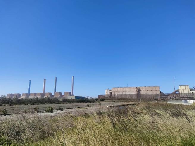 台中市議員張家銨22日邀集相關單位一同會勘，研擬拓寬、打通鄰近工業路作為替代道路，並進行分流，以維護行經民眾的安全。（潘虹恩攝）