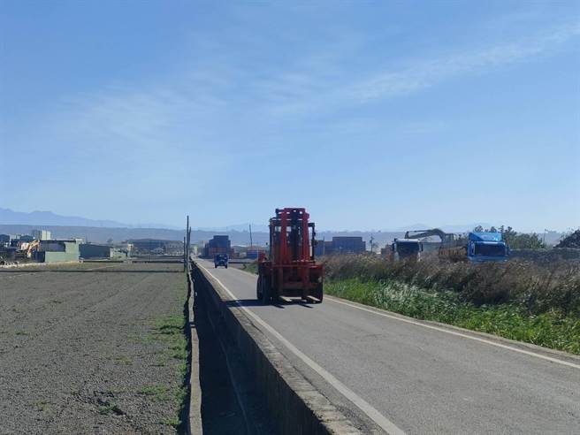 張家銨說，工業路原先就是15米的計畫道路，過去沒有急迫性遲遲未開闢，如今龍昌路的狀況是急迫需要解決的問題，目前建設局粗估工業路開闢工程經費為1億8000多萬左右。（潘虹恩攝）
